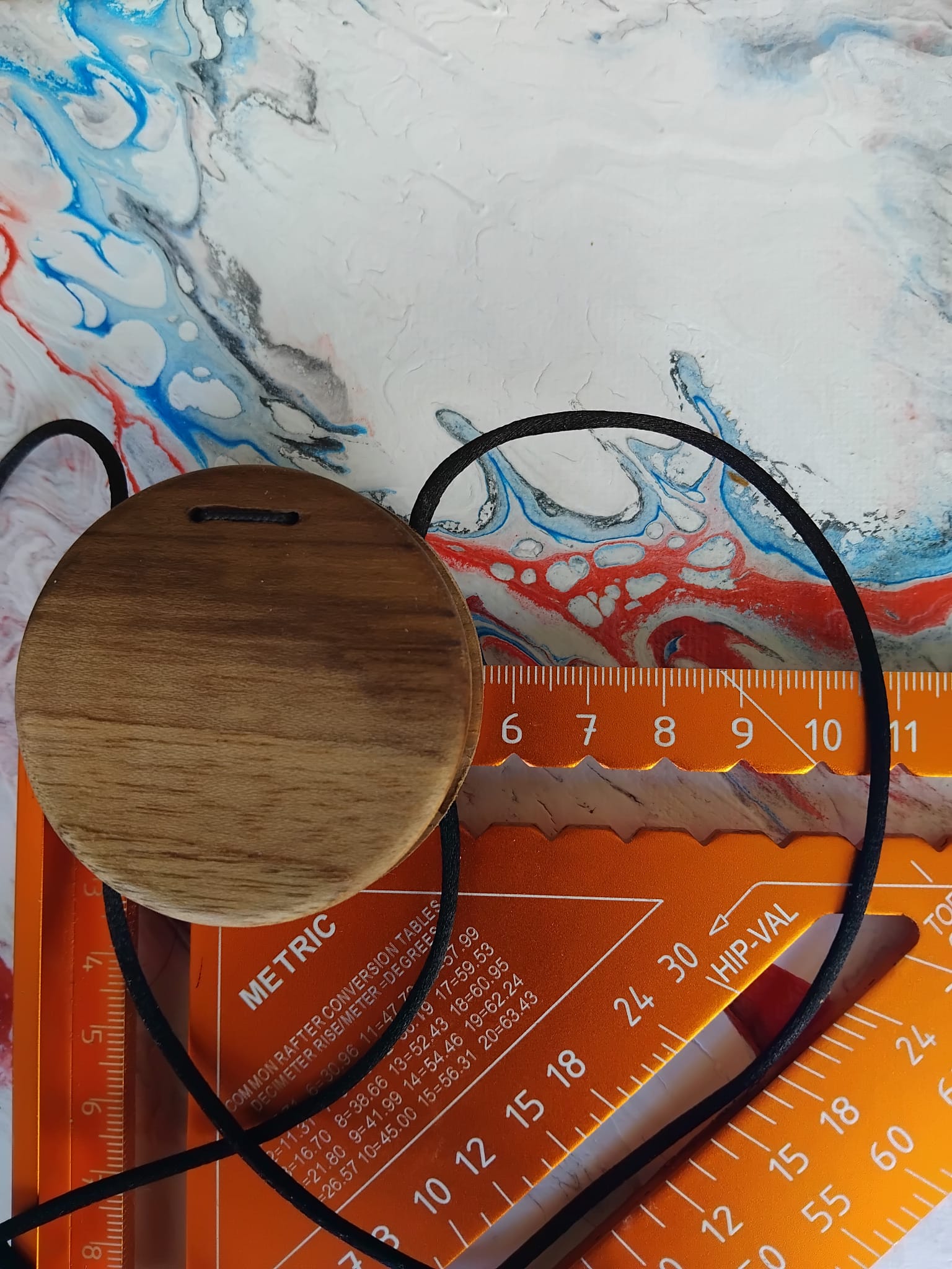 Peitoque en madera oscura